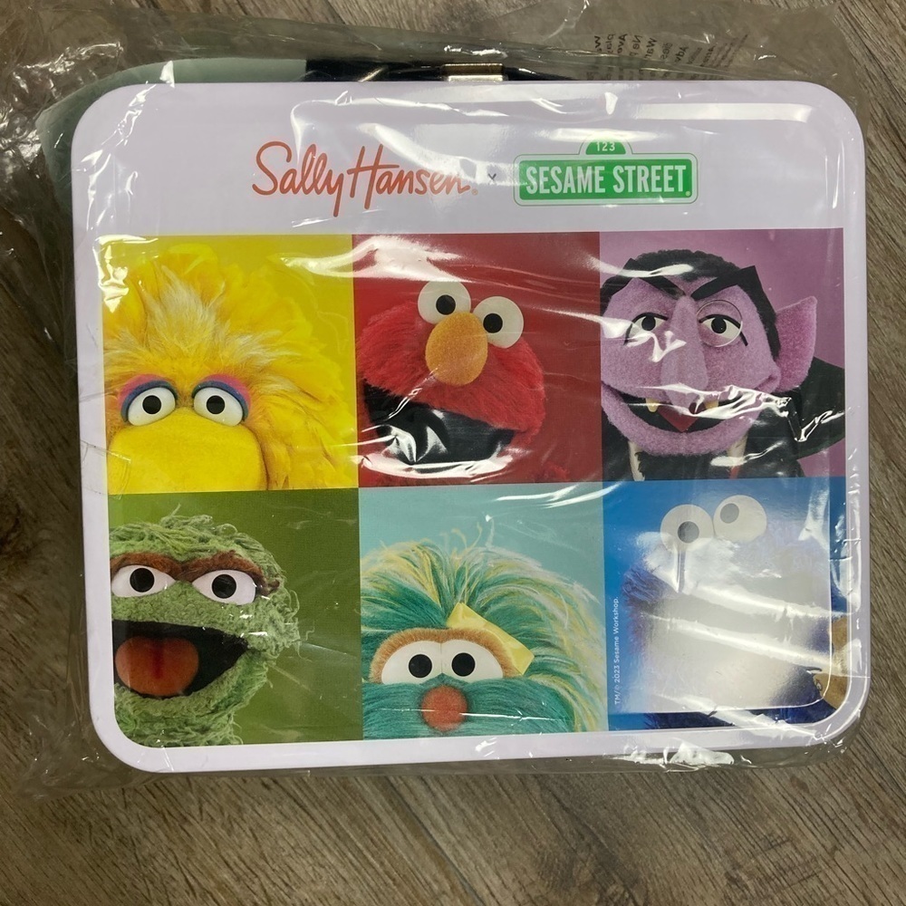 Sesame Street Vintage Style Metal clasp lunchbox